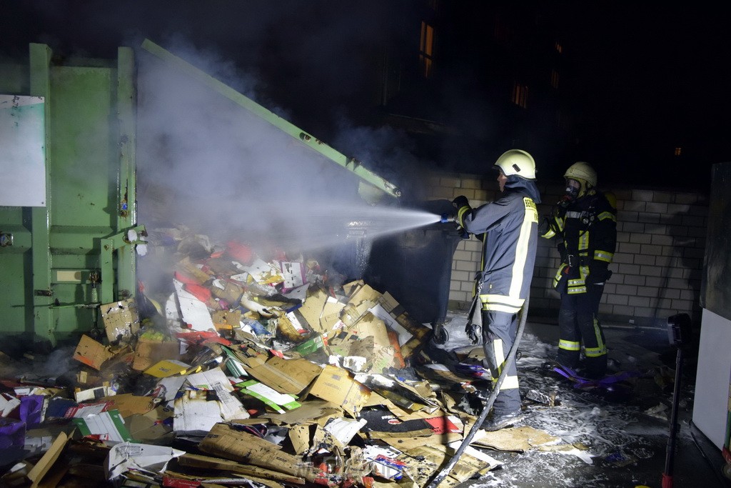 Feuer Papp Presscontainer Koeln Hoehenberg Bochumerstr P307.JPG - Miklos Laubert